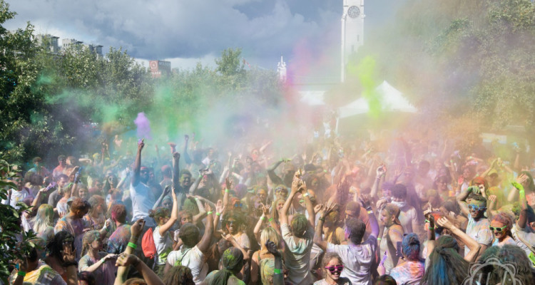 Vivre la fête des couleurs Holi au Canada