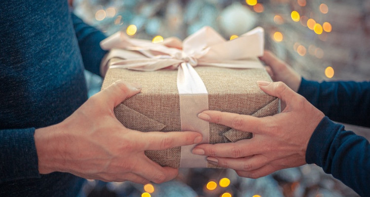 Guide des fêtes | 7 idées de cadeaux culturels à offrir à vos proches !